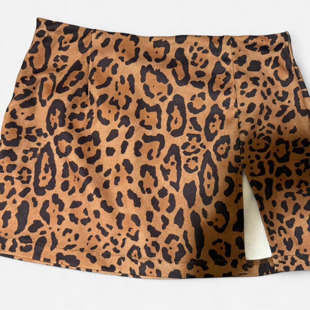 Classic wildcat mini skirt with a side slit